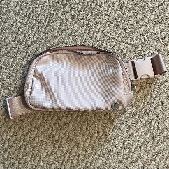 lululemon athletica Handbags - 🩷🍋Lululemon Light Pink Everywhere Belt Bag, NWOT.
